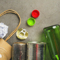 residuos sólidos urbanos como botellas de vidrio, aluminio y plásticos
