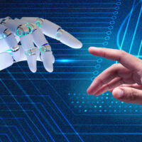 Brazo humano y brazo robótico que simboliza el papel de la ética en el desarrollo de la inteligencia artificial
