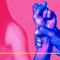 Una mano sostiene fuertemente la mano de una mujer simbolizando la violencia institucional y la revictimización