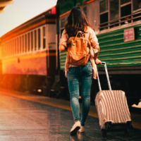 Mujer en el extranjero subiéndose a un tren