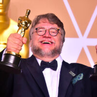 Guillermo del Toro sosteniendo sus Óscares