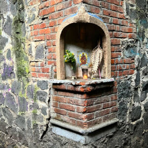 Altar de la virgen en el callejón del aguacate