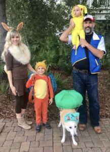Familia como entrenador Pokemón y pokemones