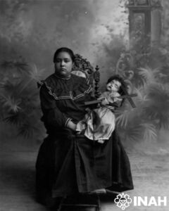 Mujer sentada carga un bebé muerto, retrato. Autoría- Romualdo García e Hijos. Colección Incremento Acervo. Fototeca Nacional.