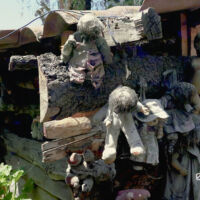 Fotografía del interior de la casa en la Isla de las muñecas en Xochimilco