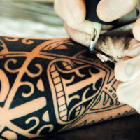 Imagen del brazo de una persona durante el proceso para realizar un tatuaje en un estudio profesional.