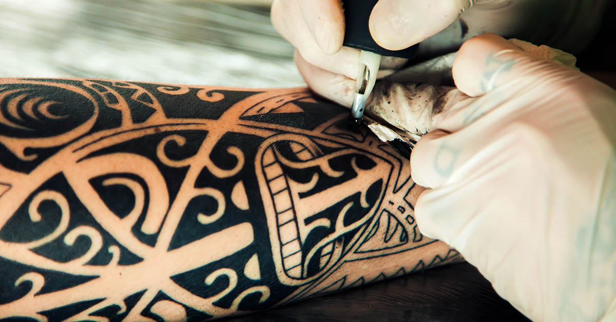 La historia del tatuaje y los instrumentos para tatuar 
