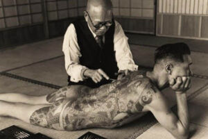 Persona haciéndose un tatuaje en Japón. 