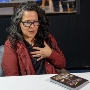 Magali T Ortega, Nena Mounstro, en entrevista y con su libro "Chismecito literario, vol I" Créditos de la imagen: Irvin Lujano
