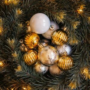Esferas navideñas doradas y plateadas