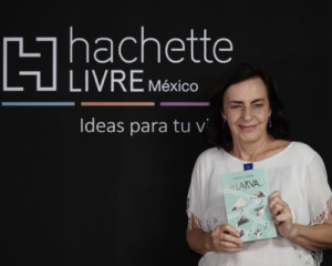 Verónica Langer en entrevista presenta su novela Las Larvas publicada bajo el sello Hachette Literatura del grupo Hachette Livre México. 
