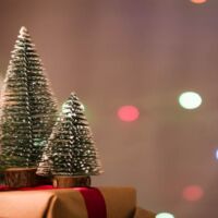 Árbol de navidad pequeño con decoraciones como esferas y luces