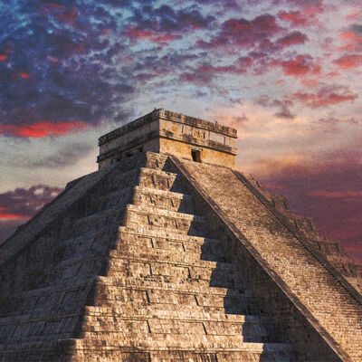 Edificio El Castillo en la zona arqueológica de Chichen Itzá, México