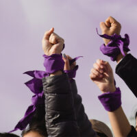 Puños de mujeres feministas durante de la marcha del 8 de marzo