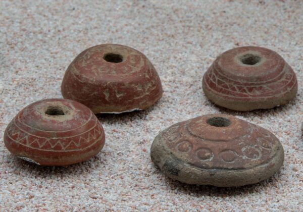 Malacates con diseños geométricos. Museo del Valle de Tehuacán. Fotografía: Mediateca INAH
