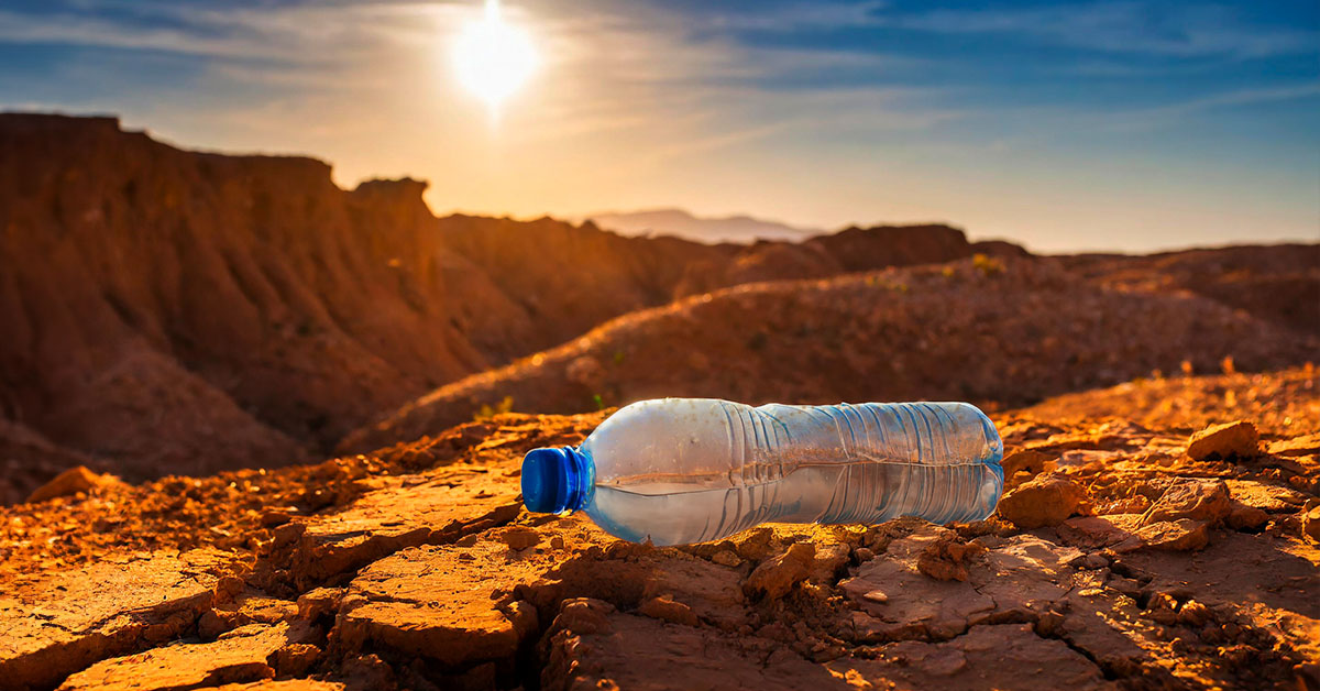 Botella de agua en el desierto