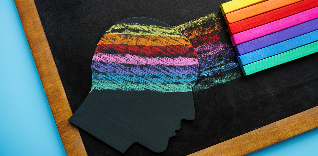 Un cerebro neurodivergente con muchos colores