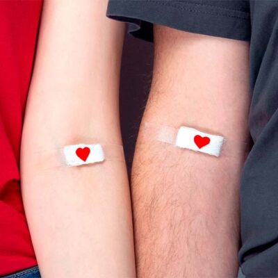 Dos personas con gasas en el brazo porque acaban de donar sangre