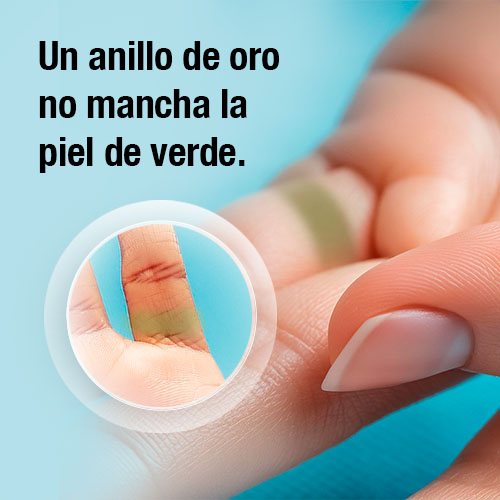 Persona con una mancha verde en el dedo por un anillo