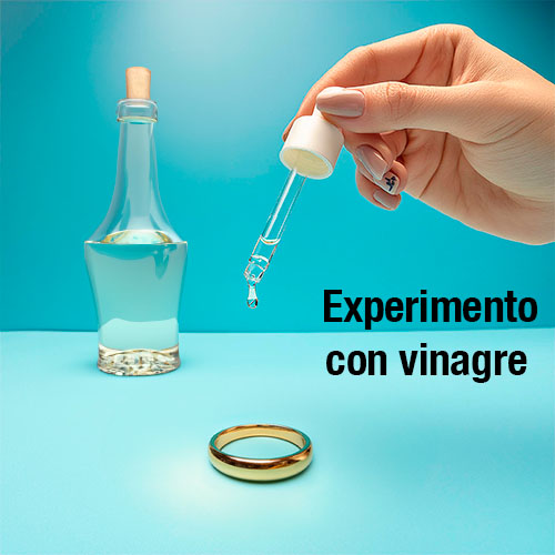 Persona utilizando vinagre para ver si su anillo es real