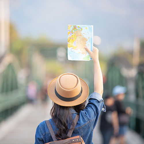 Una persona con un mapa en la mano