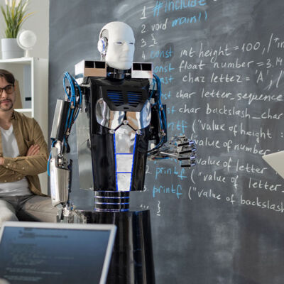 Jóvenes en un salón de clases probando un robot con Inteligencia Artificial
