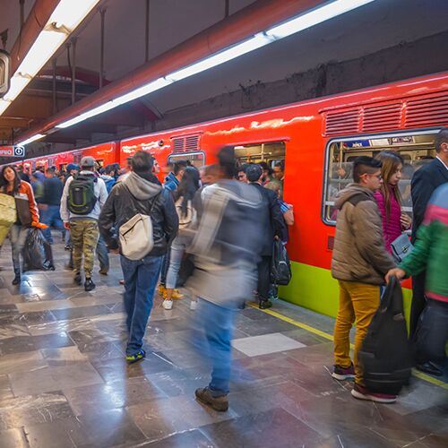 Usuarios usando el metro de la CDMX