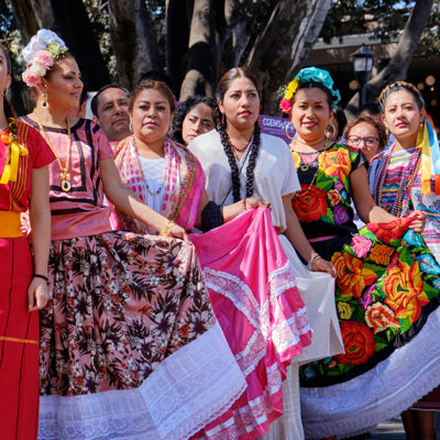 Mujeres indígenas con vestidos tradicionales