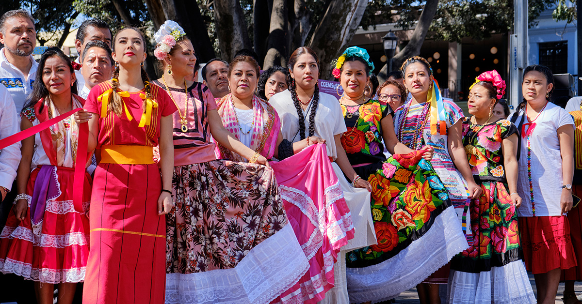 Mujeres indígenas con vestidos tradicionales