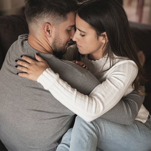 Pareja joven en un momento íntimo