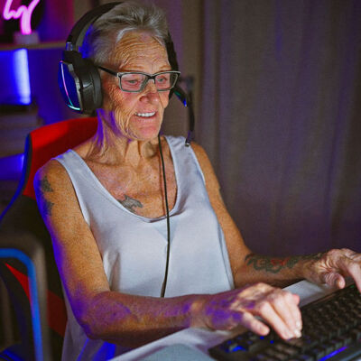 Una señora de la tercera edad siendo gamer