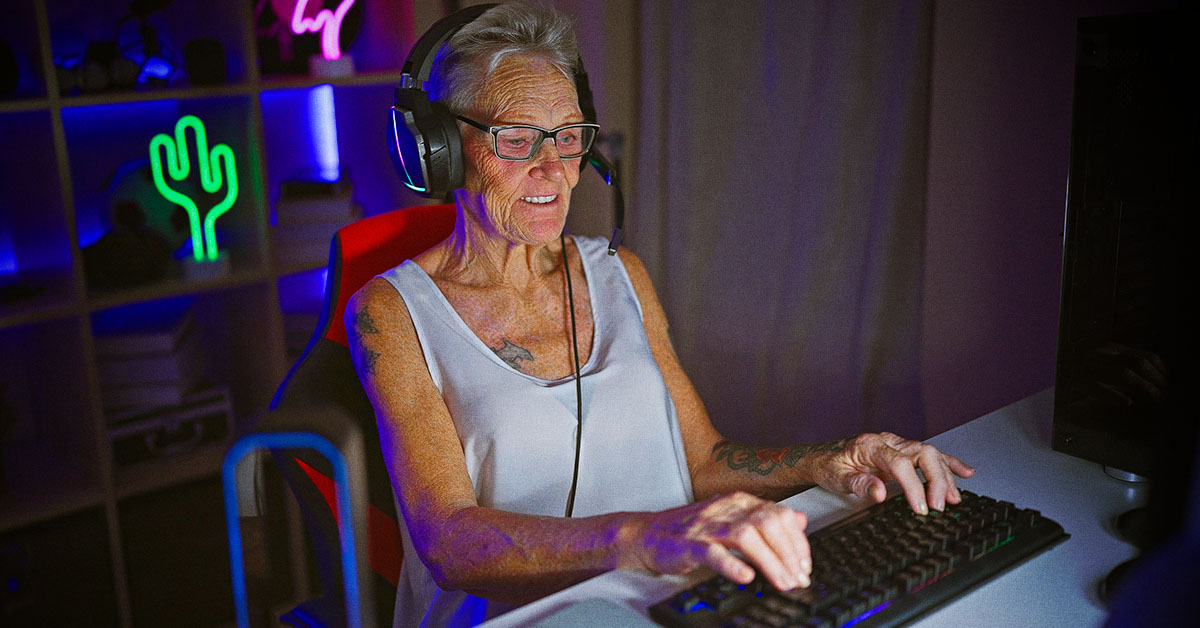 Una señora de la tercera edad siendo gamer