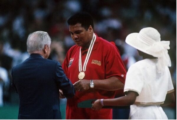 Muhammad Ali ganando una medalla en los Juegos Olímpicos