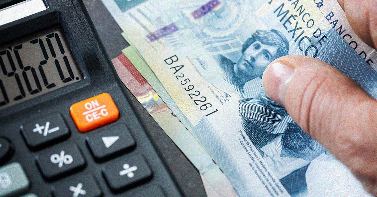 Persona sacando cuentas en pesos