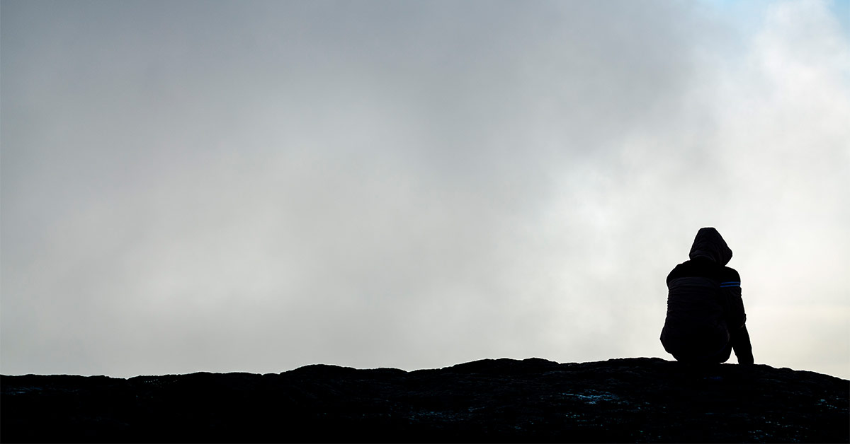 Fotografía que representa a una persona pensando en el suicidio