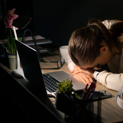 Mujer con burn out laboral