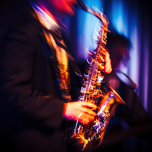 Persona tocando el saxofón. 