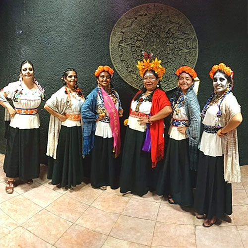 Personas que bailan bailer tradicional