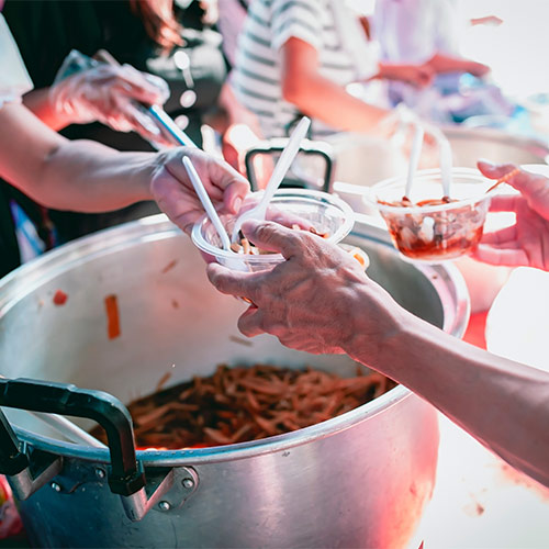 Conceto de ayudar a alimentar a las personas sin hogar