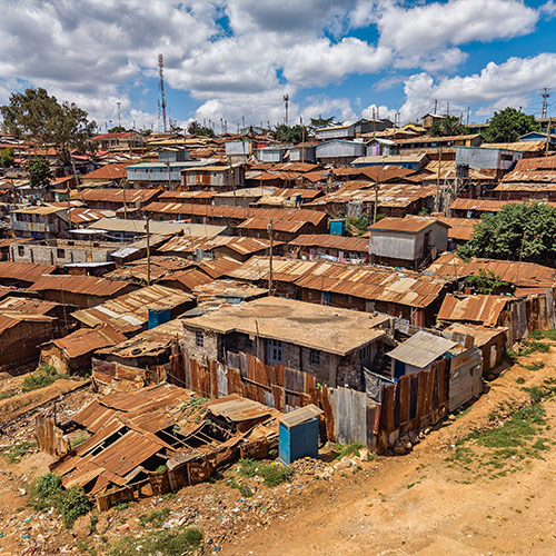 Casas de bajos recursos en un barrio pobre