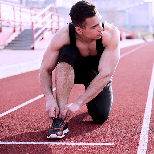 Hombre preparándose para correr