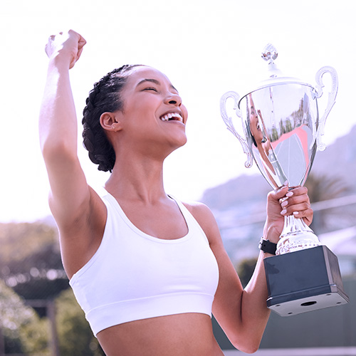 Mujer feliz ganando un trofeo