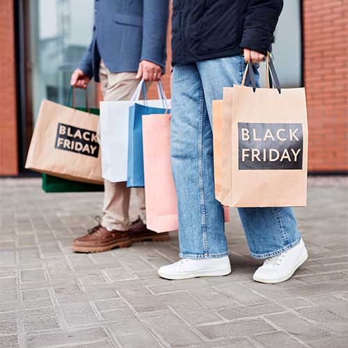 Personas sosteniendo bolsas del Black Friday