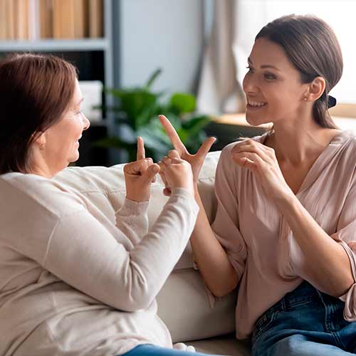 Mujeres hablando en lenguaje de señas