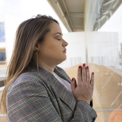 Mujer meditando con los ojos cerrados