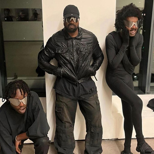 Kanye West con sus emblemáticos Yeezy. 