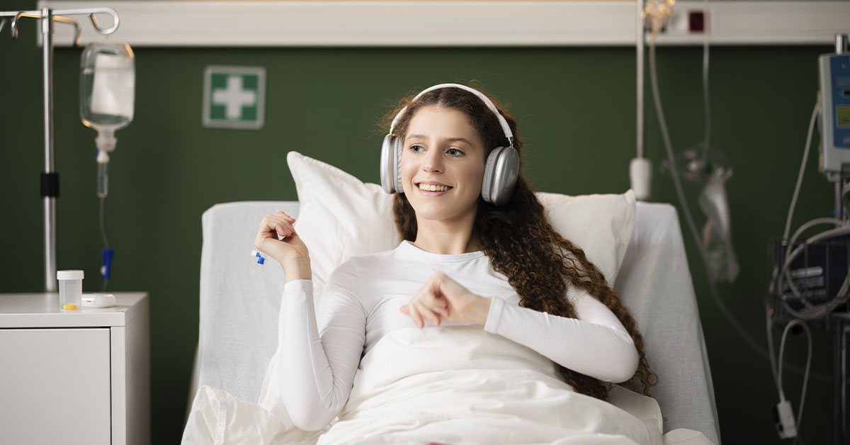 Mujer escuchando música en la cama