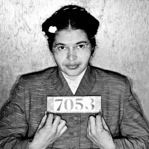 Rosa Louise McCauley Parks siendo fichada por la policía. 