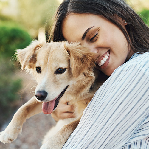 Mujer abrazando a un perro