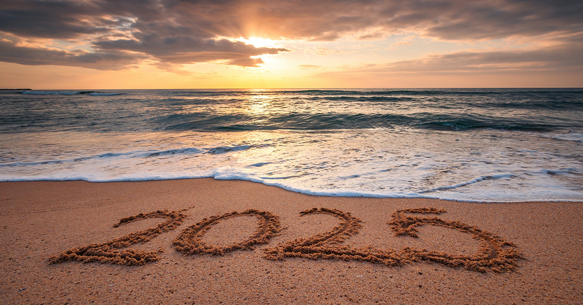 Panorama de la playa con el año 2025 dibujado en la arena